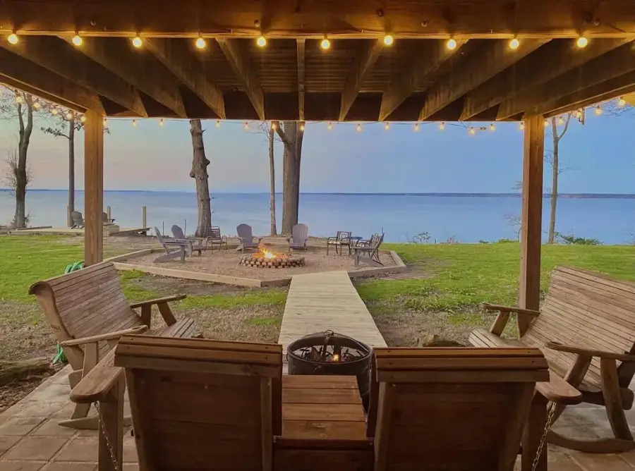 Covered patio with small fire pit for roasting those marshmallows! Covered patio with small fire pit for roasting those marshmallows!